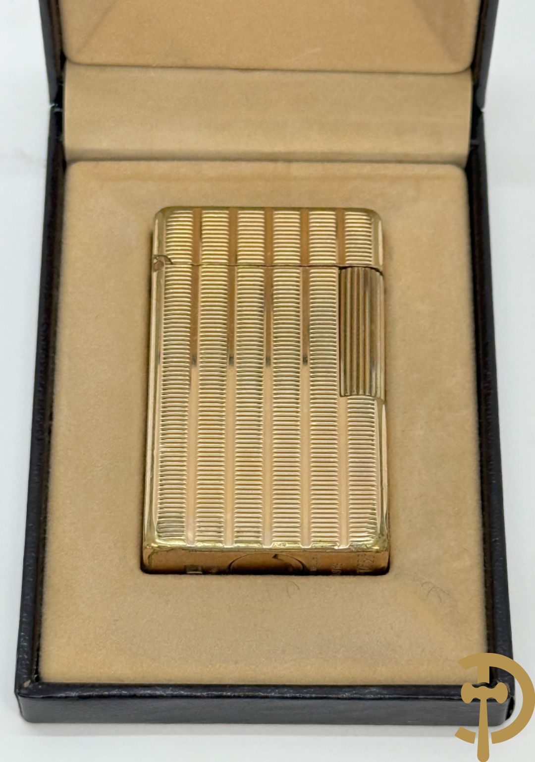 Vergulde aansteker S.T. Dupont met lijnmotieven, serienummer "954BEC" - in etui