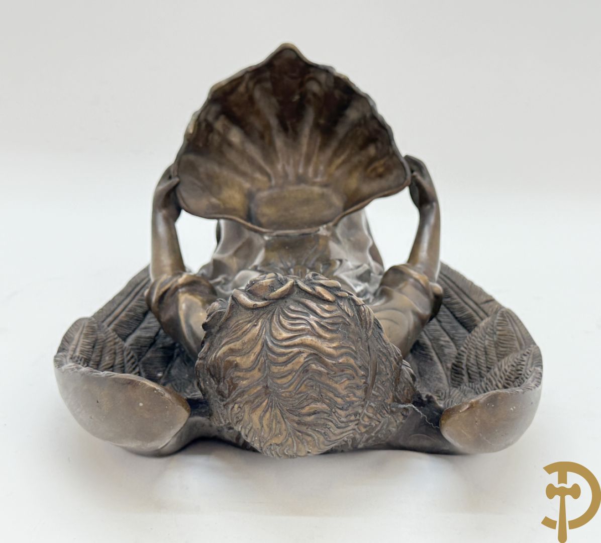 Bronzen wijwatervat van een engel dragende een rocailleschelp