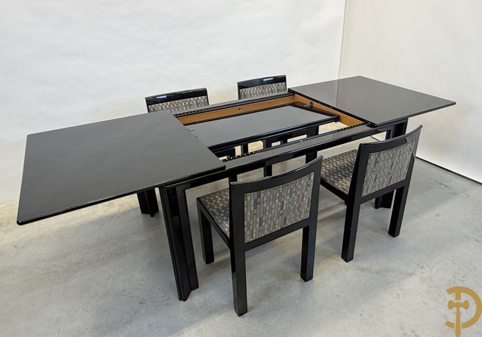 Zwartgelakte uittrekbare vintage designtafel met 4 bijhorende stoelen model 