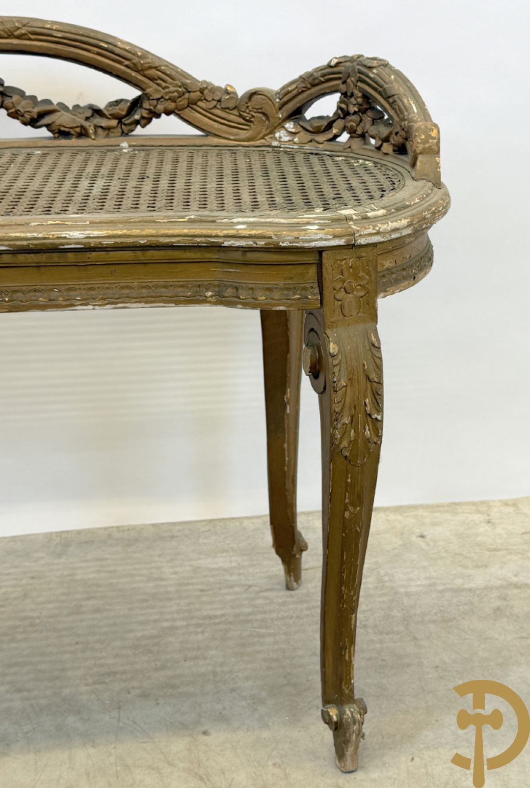 Vergulde Louis XVI banquette met bloemenguirlandes en canage