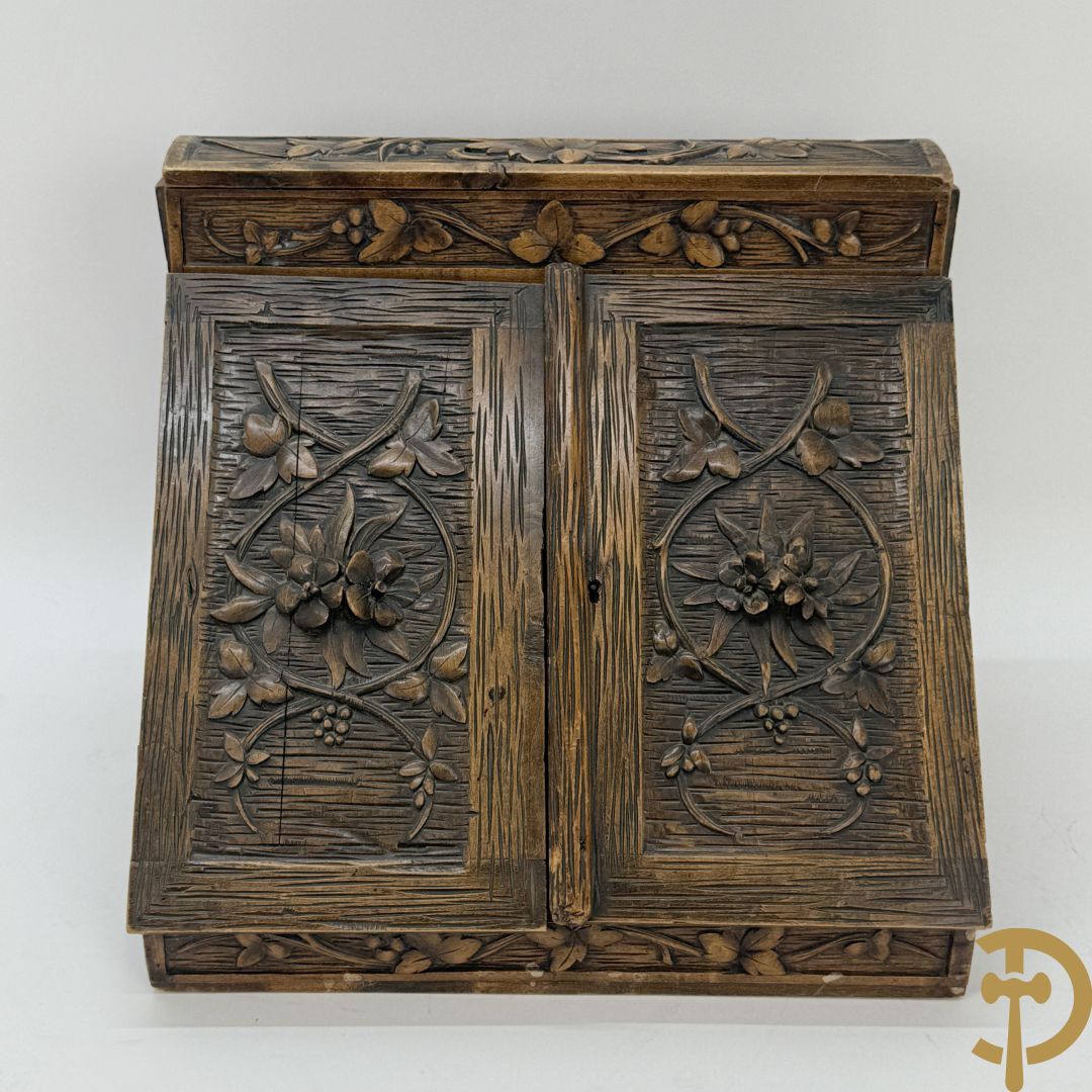 Houtgesculpteerde openklapbare brievenhouder met bloemensculptuur, laat 19e