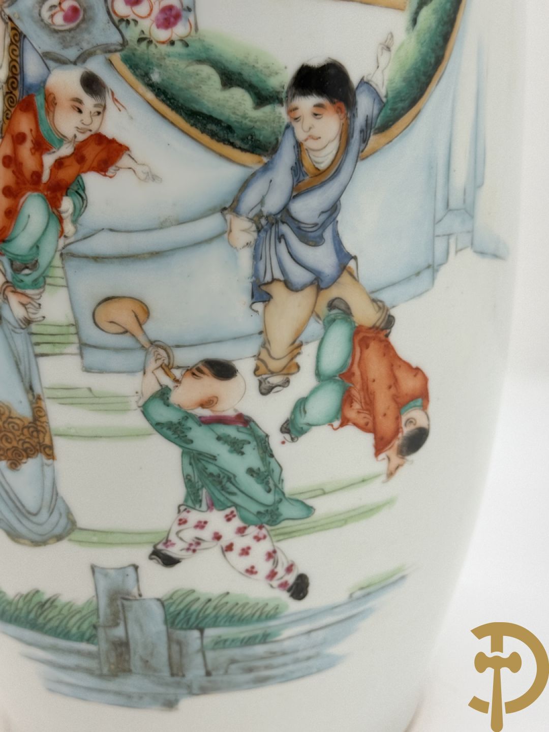 Chinese porseleinen vaas met decor van dames en kinderen