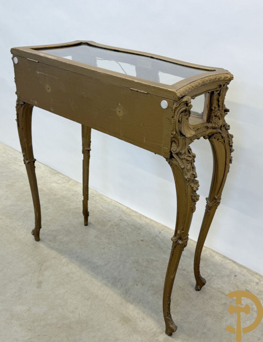 Vergulde Louis XV juwelenvitrine met openklapbaar deksel, bezet met rocailles, op voluutvormige poten