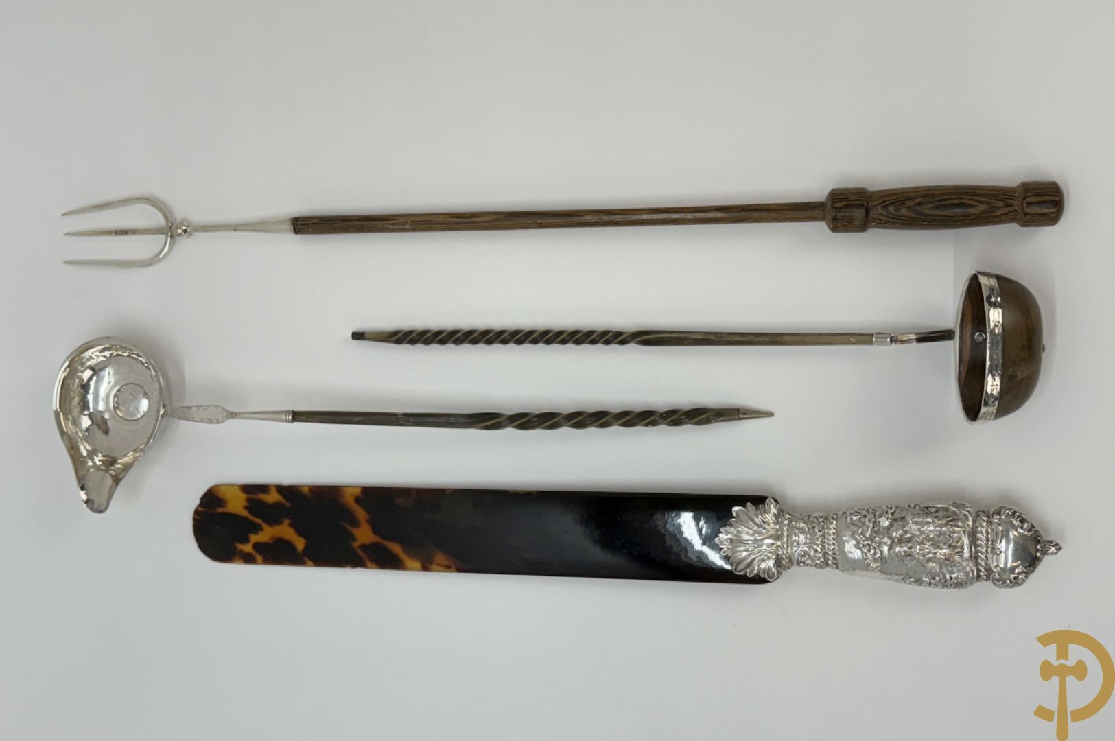 Massief zilveren Engelse Victoriaanse pagina omslager, Roccoco stijl 19e (door William Comyns te Londen) + twee massief zilveren lepels + massief zilveren lange vork