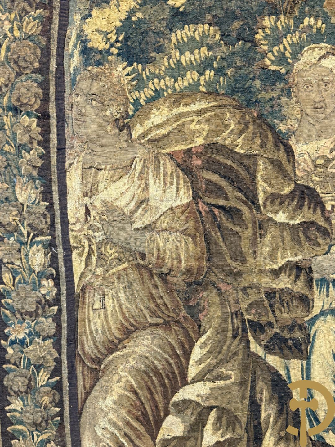 Fragment van wandtapijt met geanimeerde mythologische scène, omgeven door florale omranding, 18e