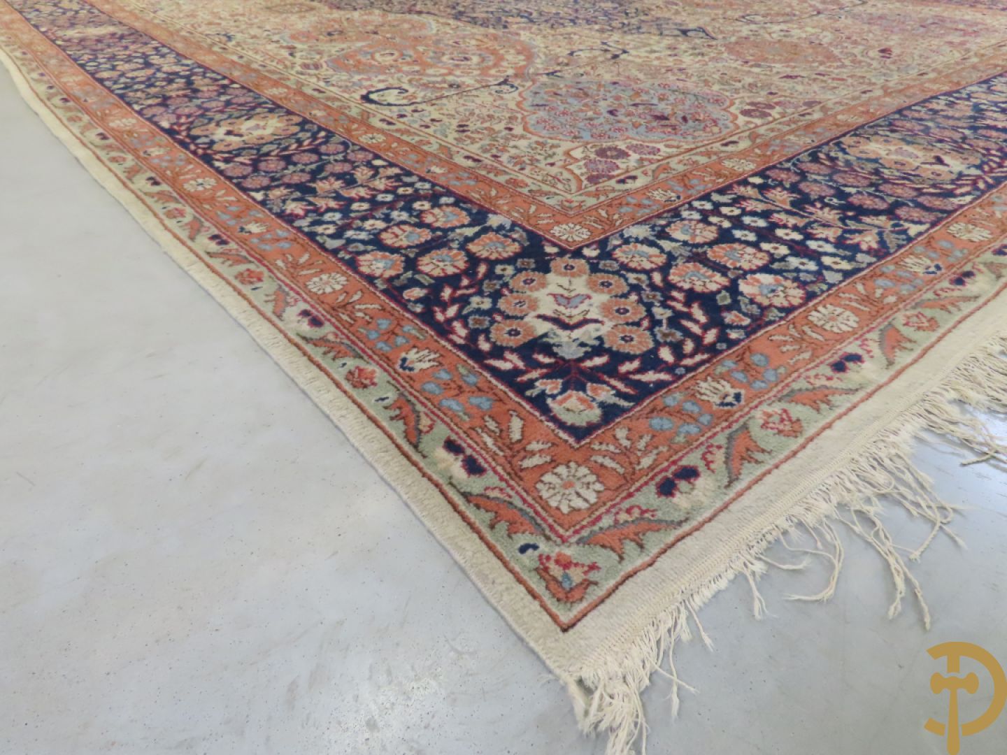 Oosters handgeknoopt tapijt met centraal decor met beige/blauw en bloemen