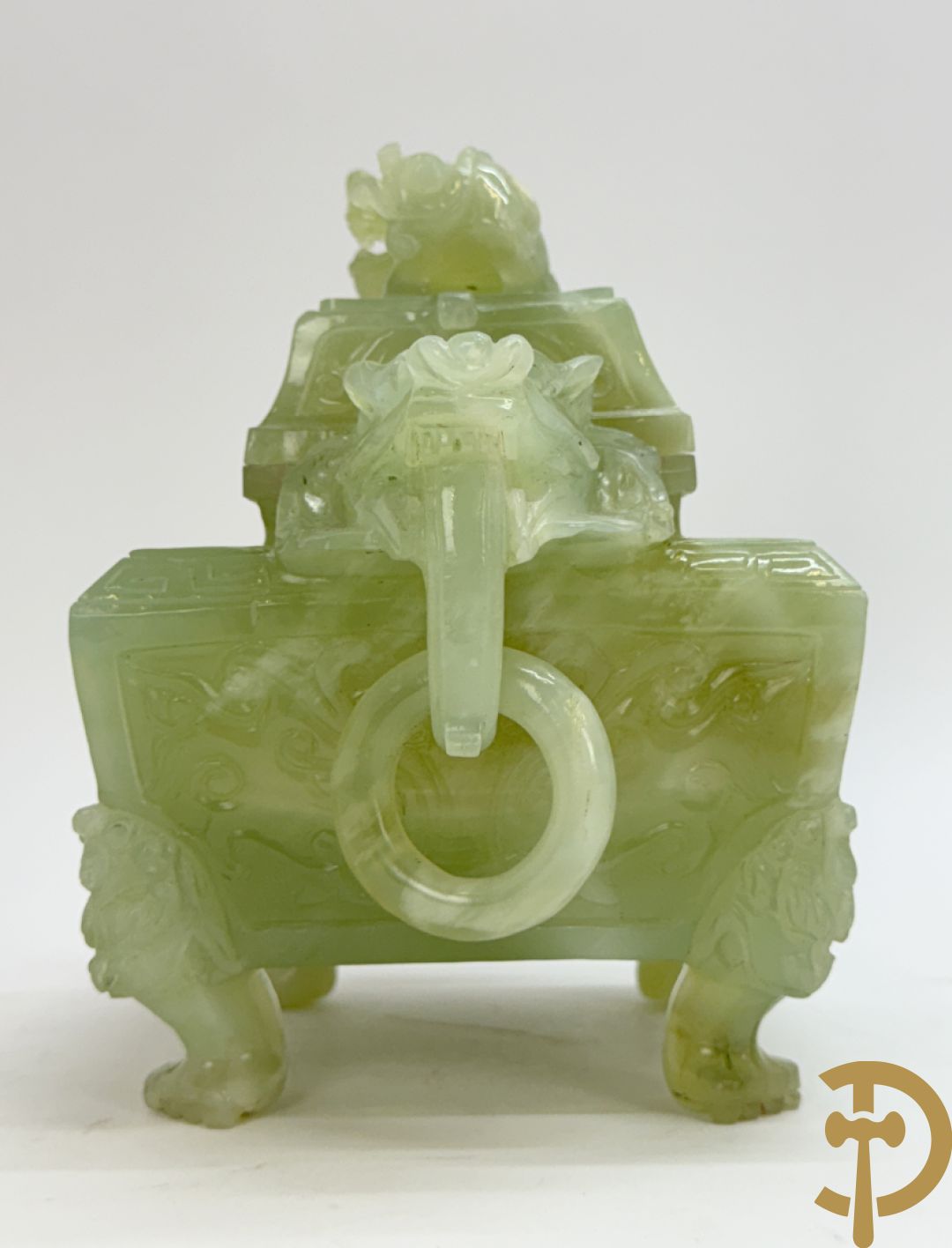 Brule parfum met sculptuur van fo honden in jadeiet + dekselpotiche in jadeiet met bloemen en vogeldecor