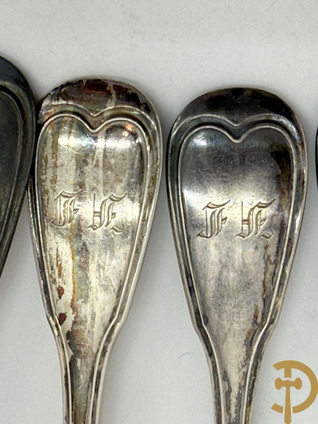 Massief zilver bestek bestaande uit 6 grote lepels, 1 grote vork 15 dessertlepels en 6 dessertvorken, enkele met initialen op de rug