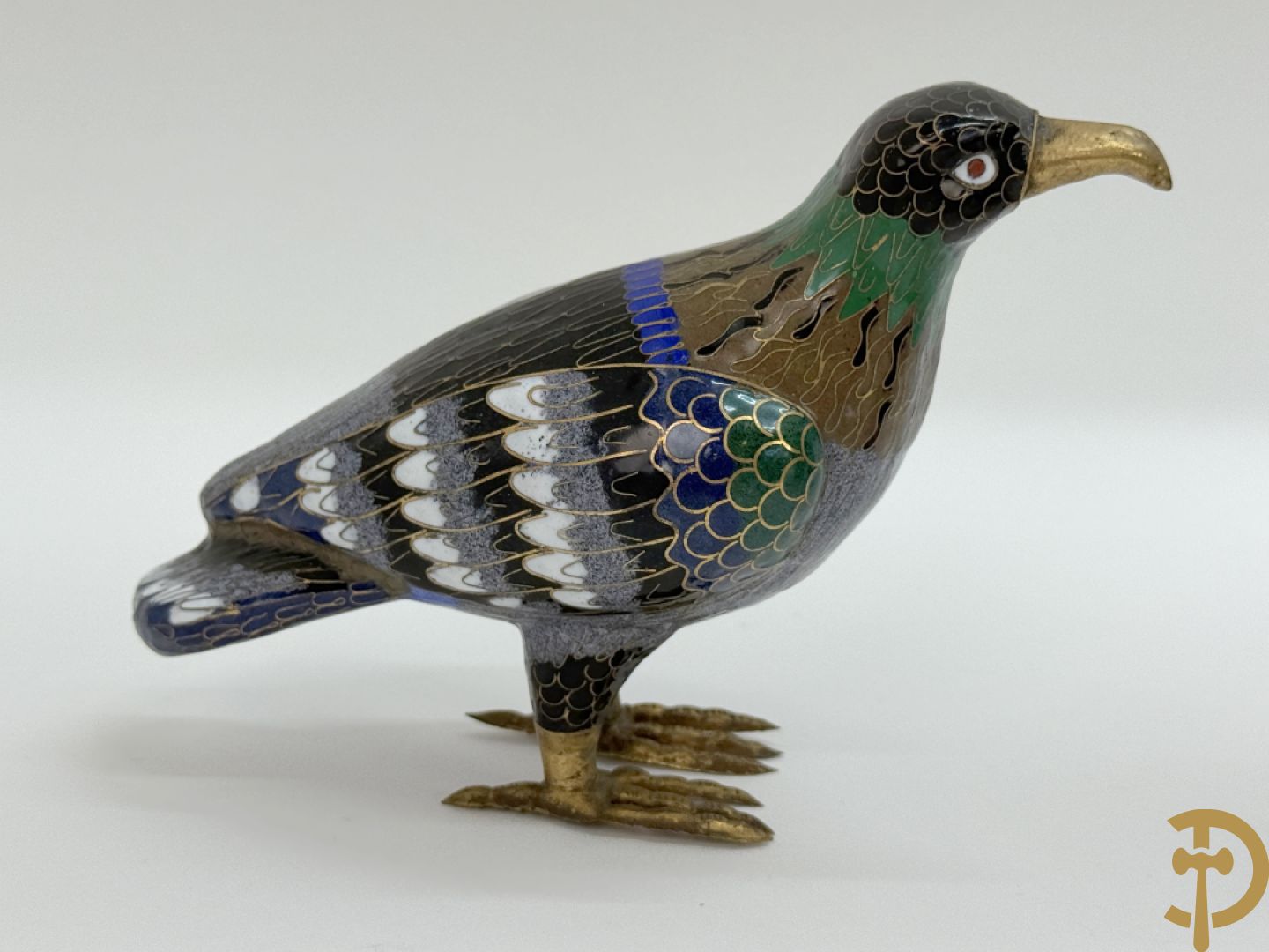 Acht stuks cloisoné w.o. paar dekselpotiches met bloemendecor, 4 vaasjes, coupe en vogel