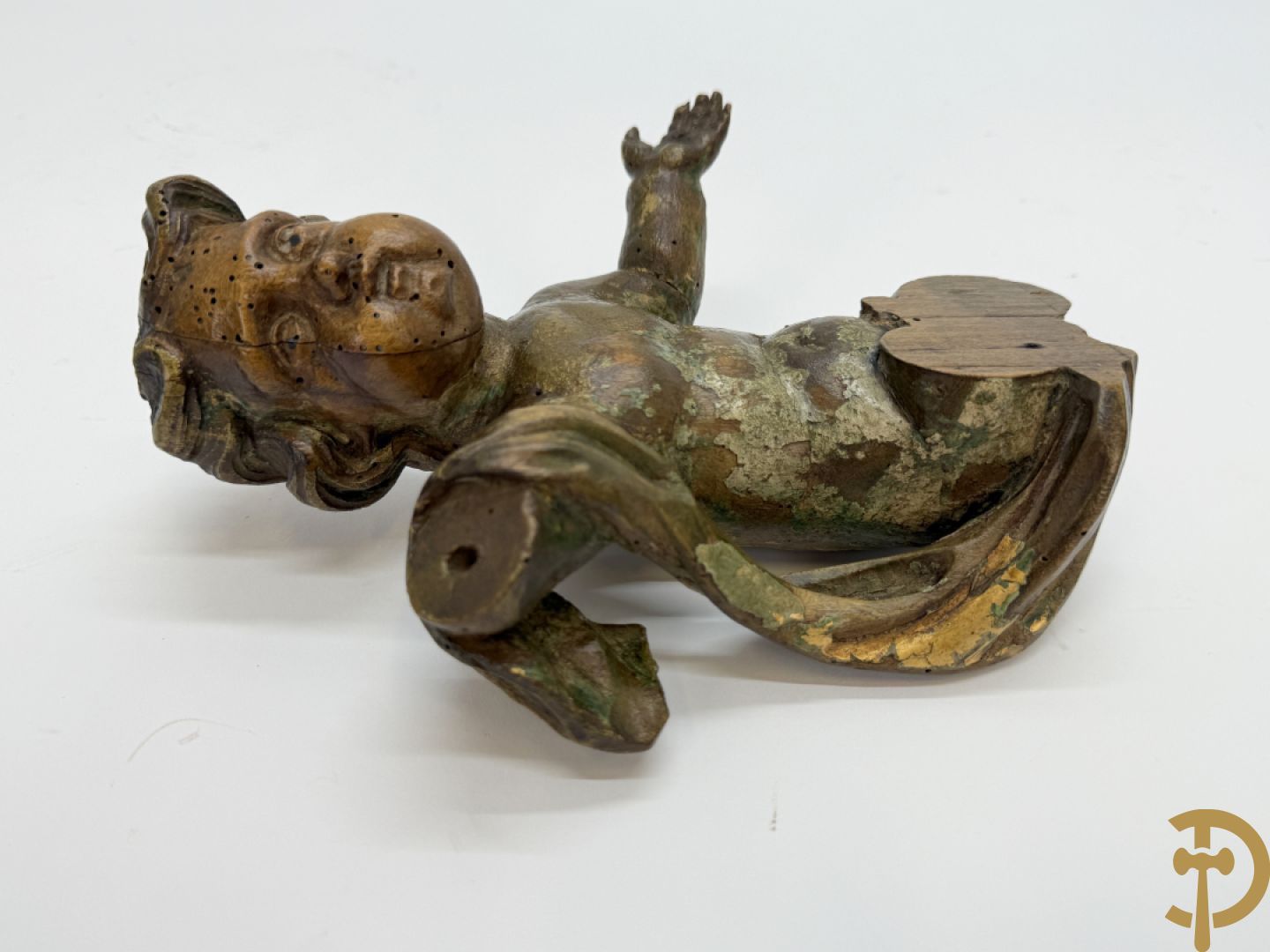 Drie houtgesculpteerde cupido