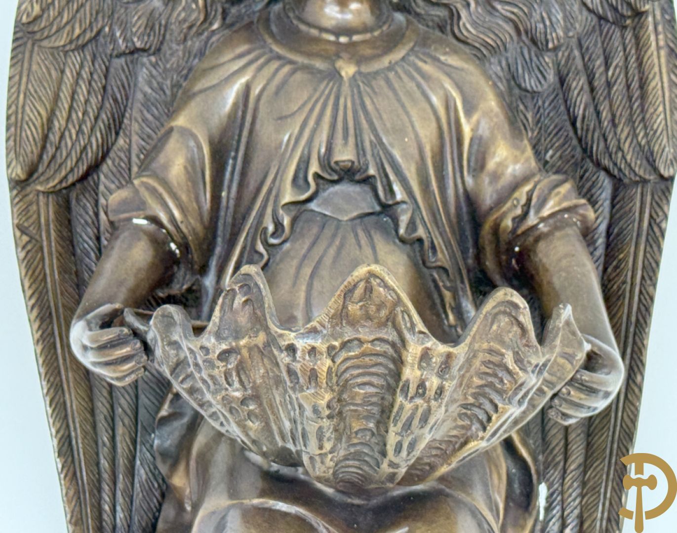 Bronzen wijwatervat van een engel dragende een rocailleschelp