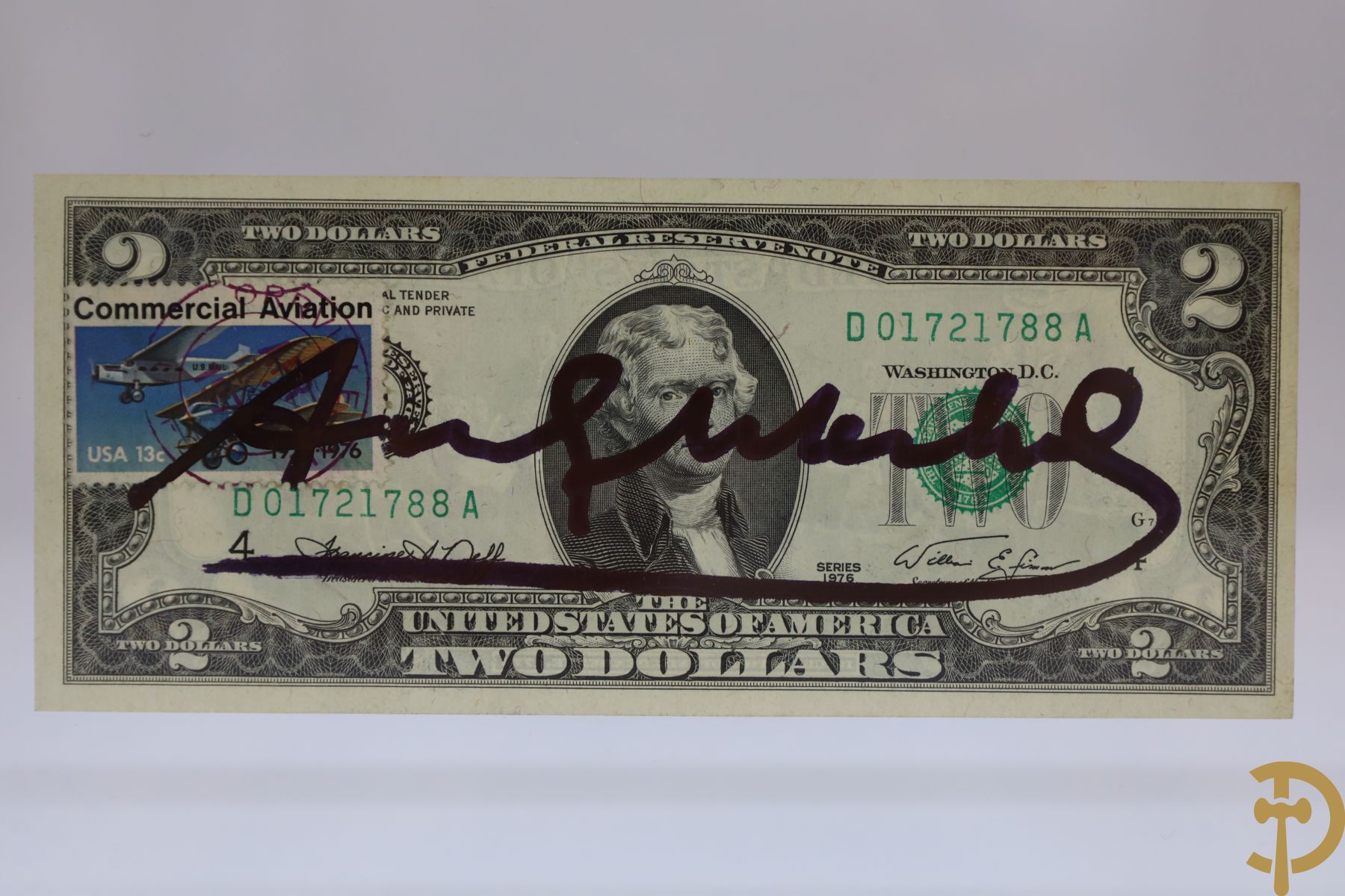 Warhol Andy getekend op Amerikaans 2 dollar biljet 
Serial number: D01721788A
Year: 1976 
Commemorative stamp for the 50th anniversary of commercial aviation (1926-1976)
Stamped by US mail dated April 13, 1976
Factory Warhol stamp on the back
