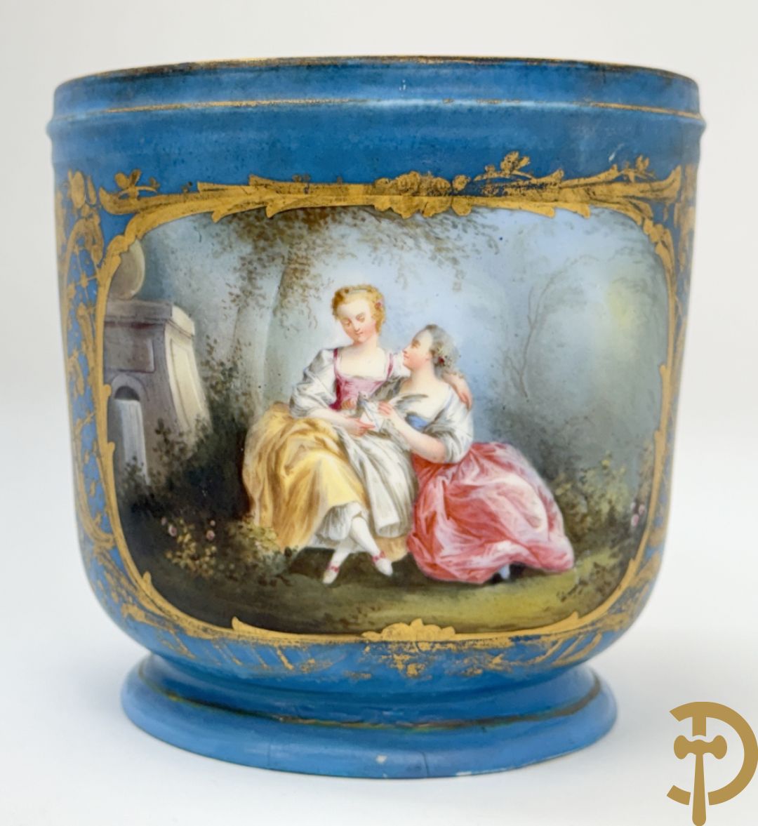 Sèvres cachepot met dubbel decor van handbeschilderde romantische dames en bloemendecor + cachepot in Frans porselein met bloemendecor gevat in bronzen houder + Limoges medici vaas met zwanehalzen