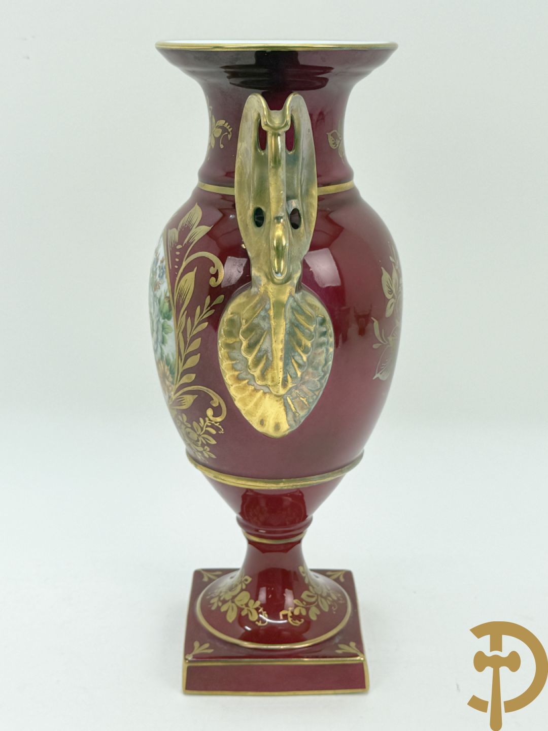 Sèvres cachepot met dubbel decor van handbeschilderde romantische dames en bloemendecor + cachepot in Frans porselein met bloemendecor gevat in bronzen houder + Limoges medici vaas met zwanehalzen