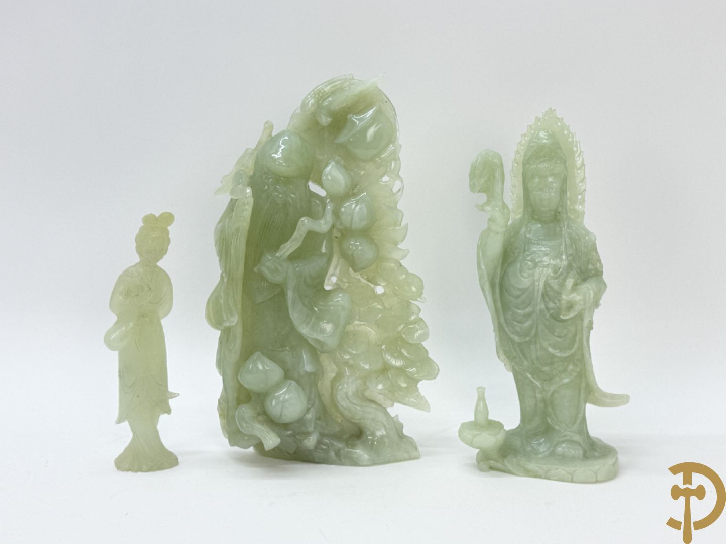 Jadeiet sculptuur van boedhistisch figuur + jadeiet wijsgeer met perziken + geisha in jadeiet