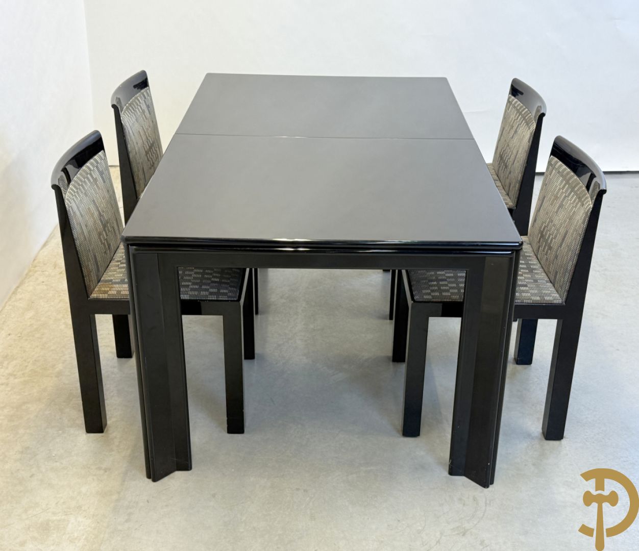 Zwartgelakte uittrekbare vintage designtafel met 4 bijhorende stoelen model 