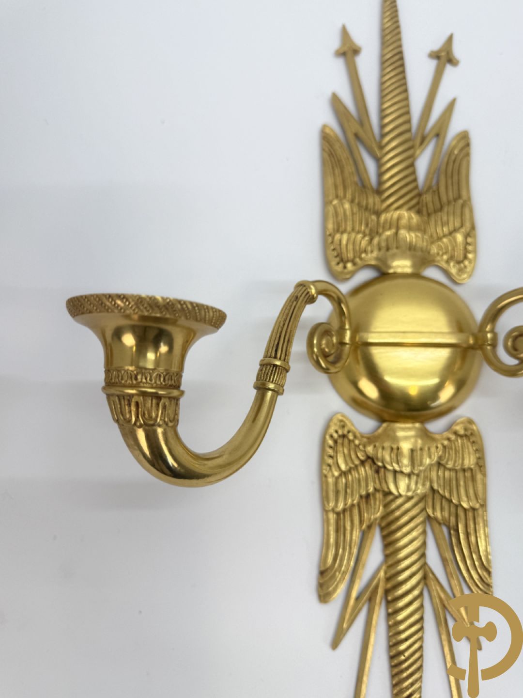 Paar bronzen applieken met vleugelmotieven en bliksemschichten