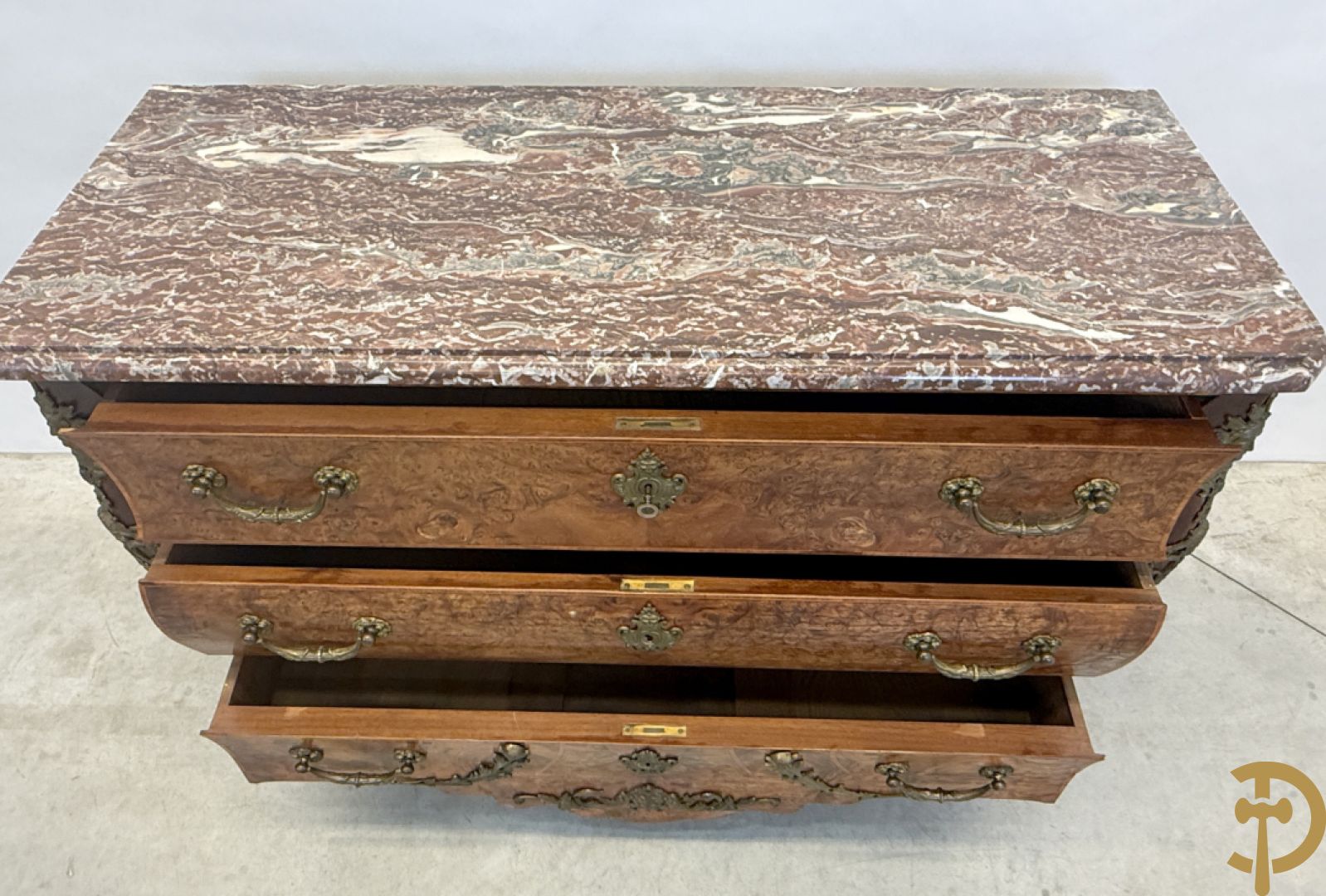 Wortelnotehouten drieladencommode met bronsbeslag van mazarinkoppen en accanthusranken, bovenaan met rood geaderd marmeren blad