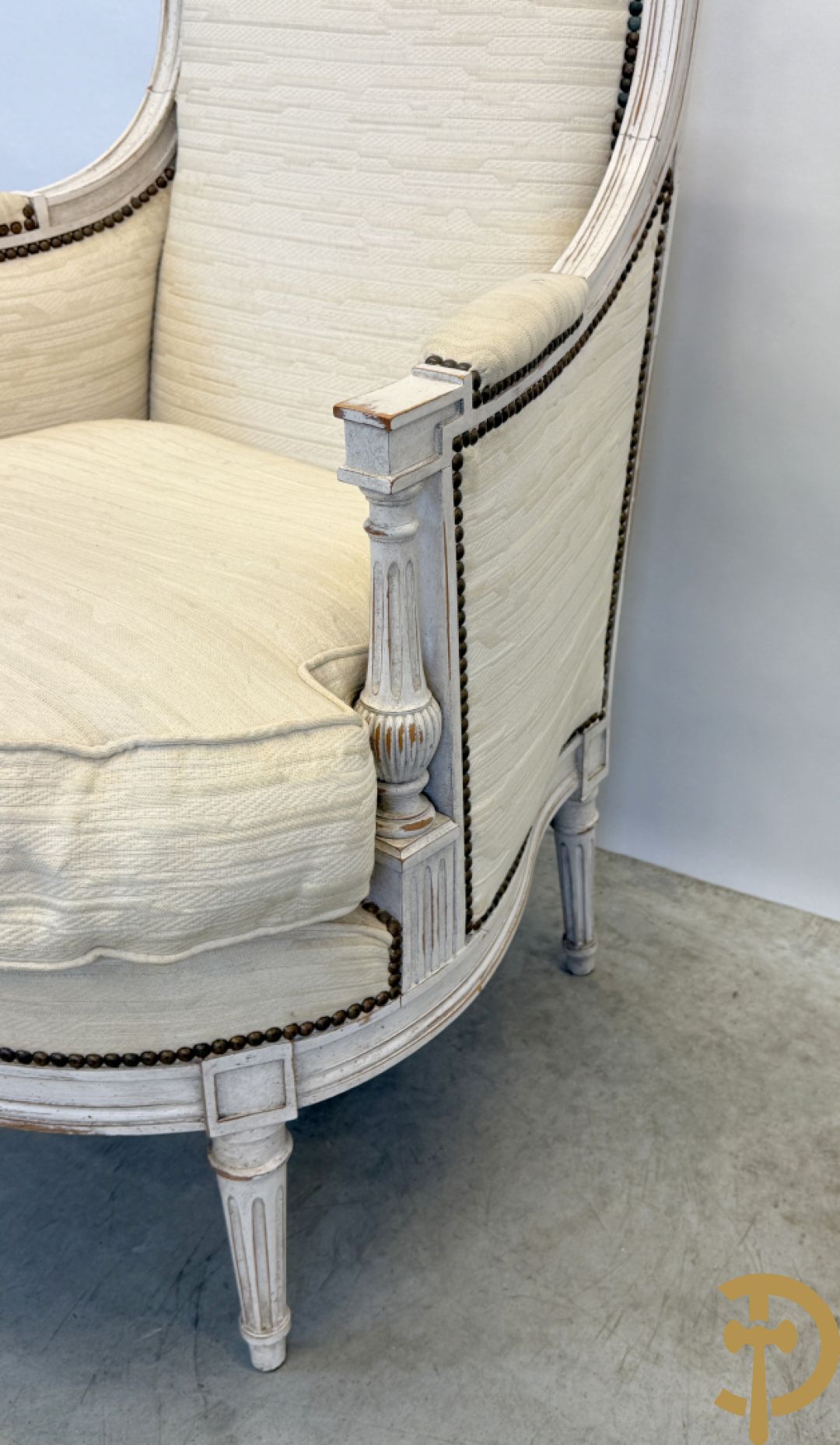 Paar wit gemonochromeerde bergères Louis XVI stijl + bijzettafeltje met lade op voluutvormige pootjes