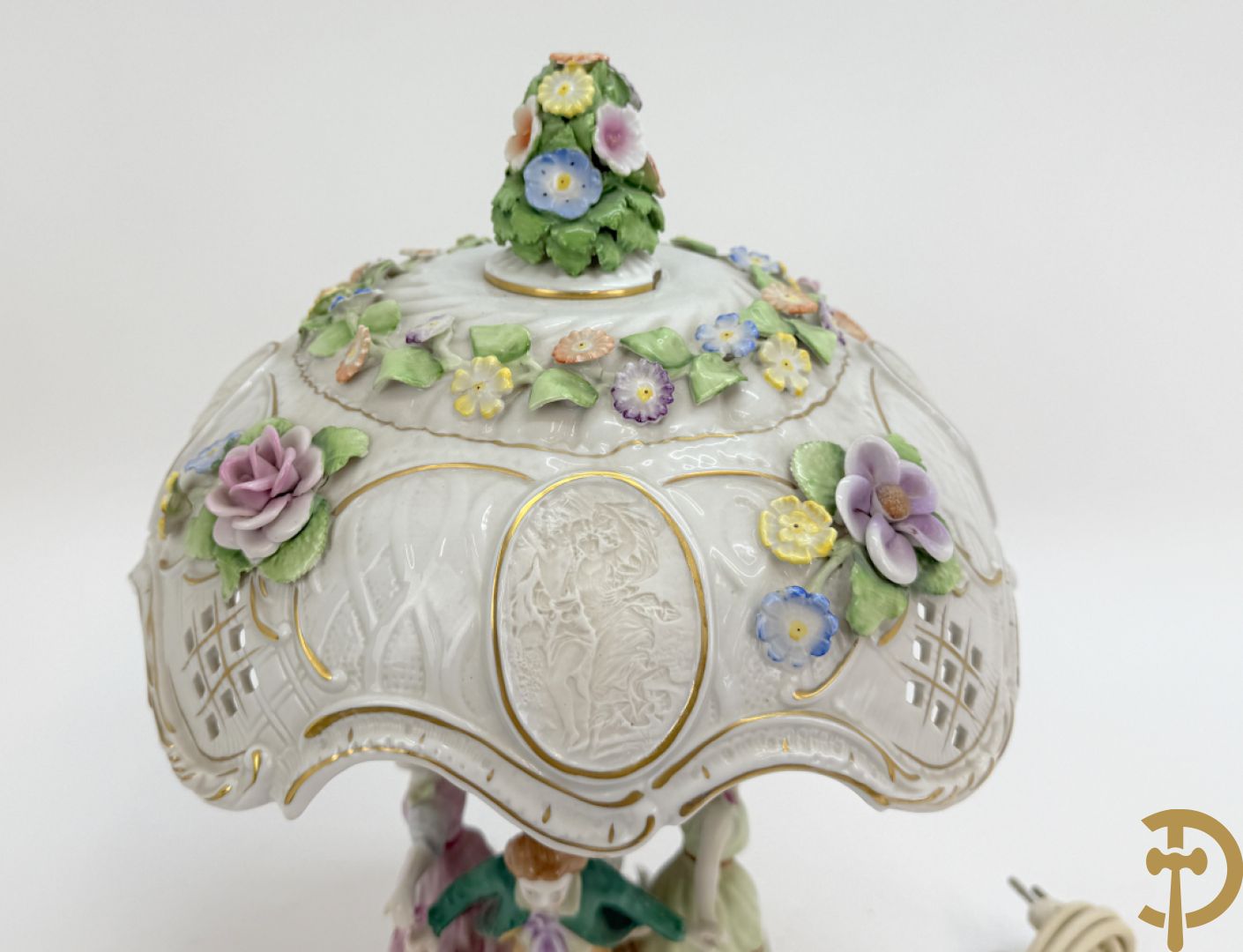 Porseleinen lampadaire met dansende figuren, bovenaan met porseleinen kap bezet met bloemmetjes