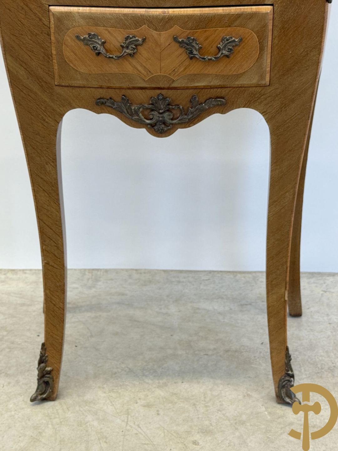 Bijzettafeltje Louis XV stijl met 3 lades, bronsbeslag en marmeren blad
