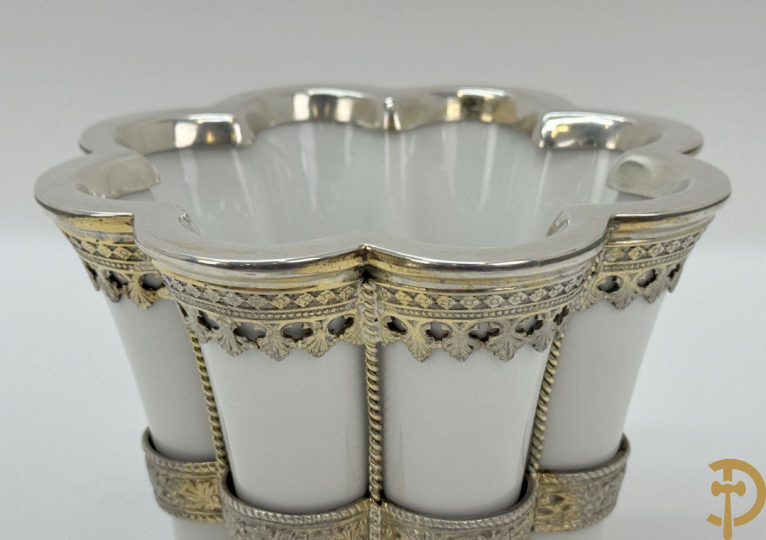 Deense poseleinen Margretebeker in Royal Copenhagen porselein met zilveren en deels vergulde ornamenten, Michelsen A., 1945
