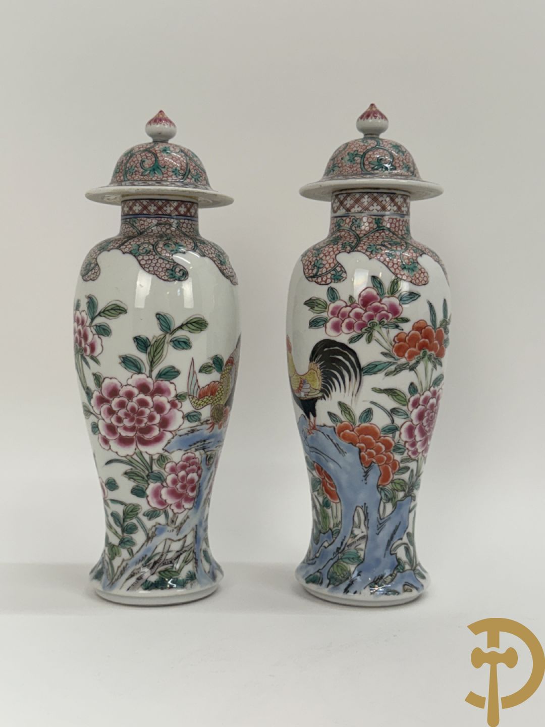 Paar Chinese porseleinen dekselvazen met bloemen- en  hanendecor + Chinese blauw/witte porseleinen gemberpot