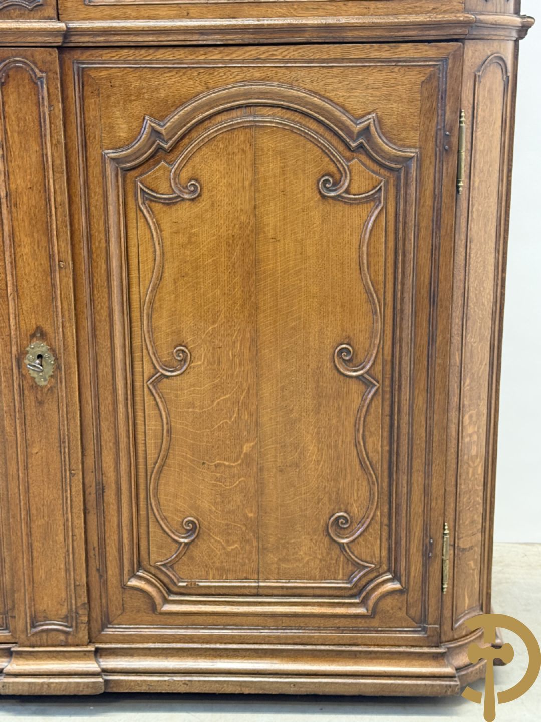 Massief eiken Luikse vitrinekast, boven met 2 beglaasde deuren en gebogen kop, Louis XV stijl, 18e