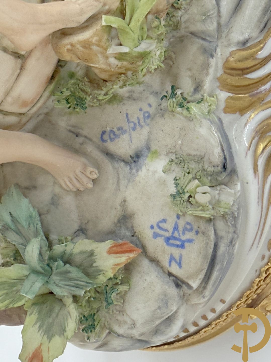 Acht witte en zes gekleurde Italiaanse biscuits met romantische scènes, cupido