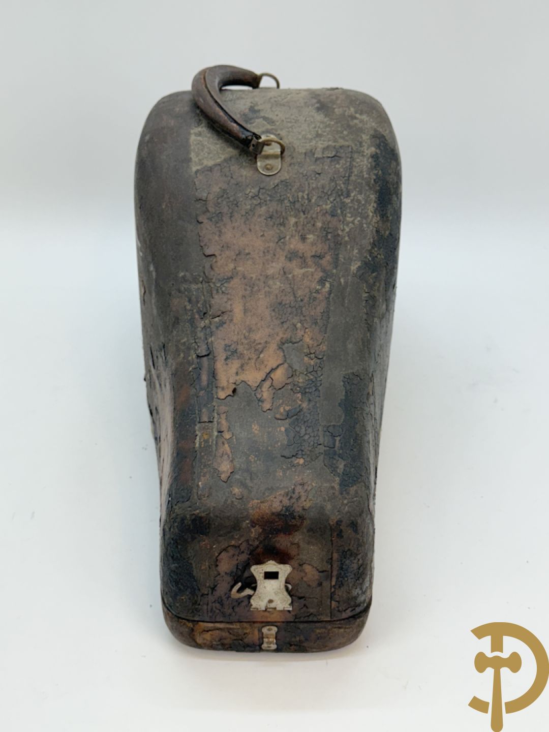 Zwarte steek hoed van de vrijmetselarij met veren bekleed en kruissymbool opzij, gemerkt The Petti Bone Bros. MFG.Co Cincinatti USA en bijhorende kraagband in box, gemerkt Signo Vinces in Hoc