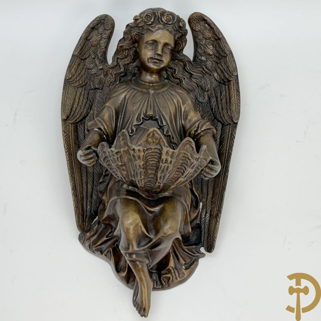 Bronzen wijwatervat van een engel dragende een rocailleschelp