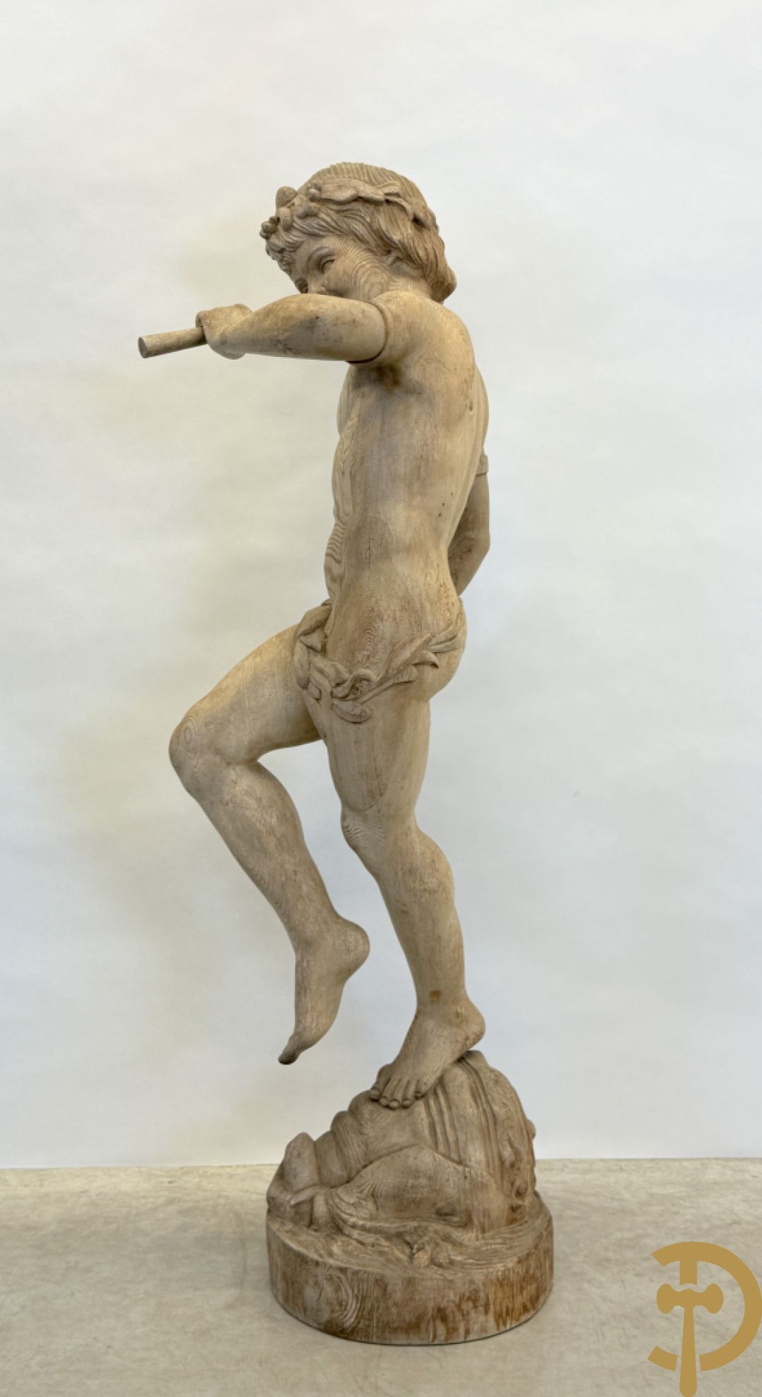 Houtgesculpteerde fluitspelende cupido staande op schelp
