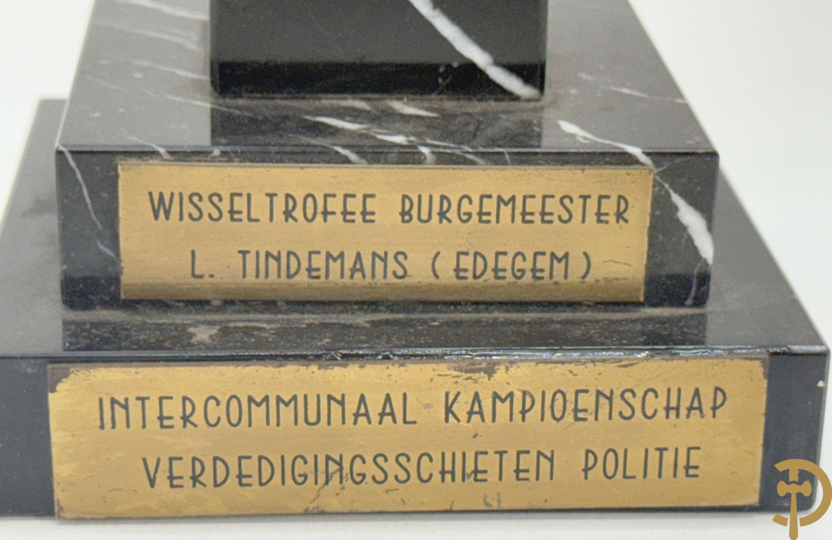 Wisseltroffee van de politie op marmeren sokkel in schrijn