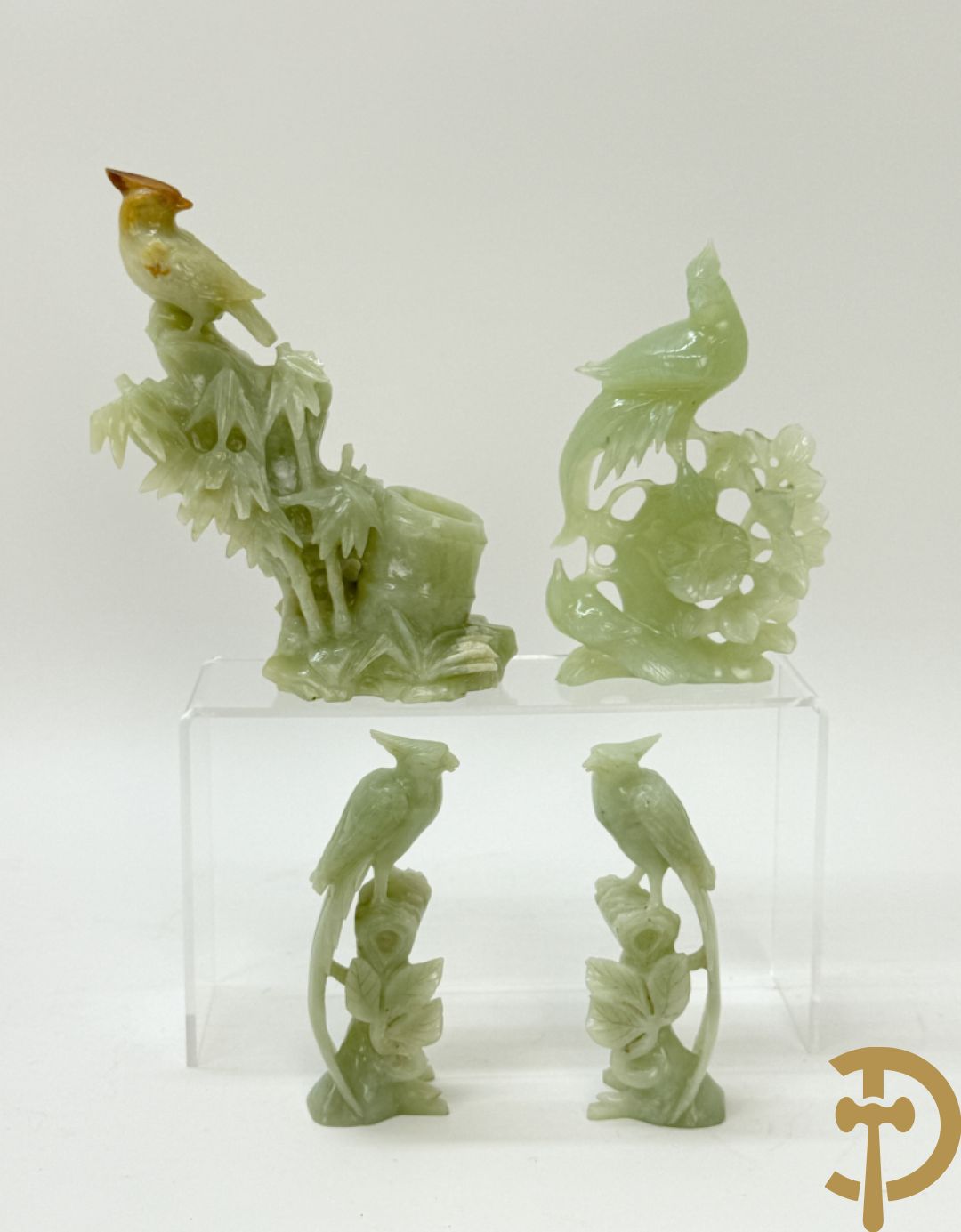 Vier Chinese handgesculpteerde vogels in jadeiet met bloemendecoratie