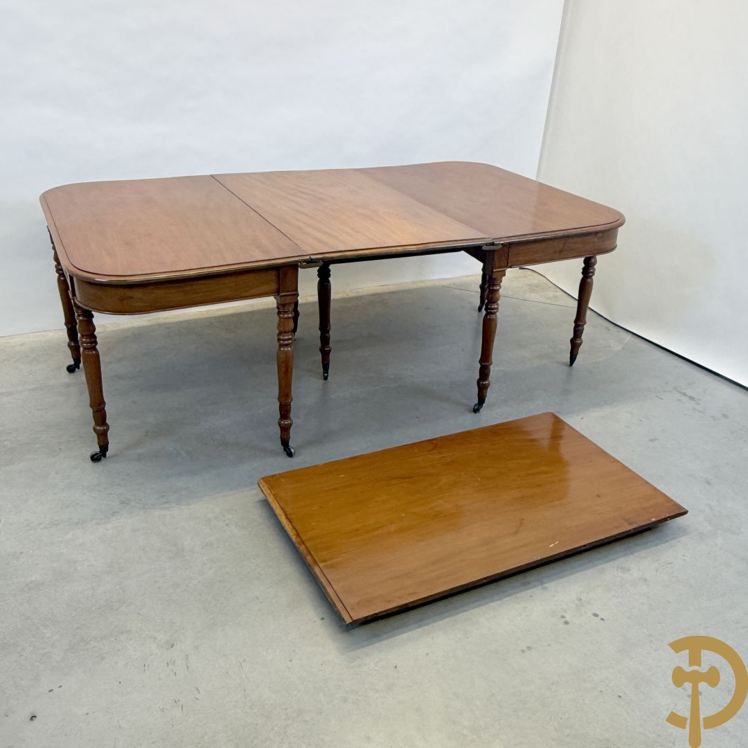 Engelse mahoniehouten tafel op 8 ballusterpoten (met 2 verlengstukken)