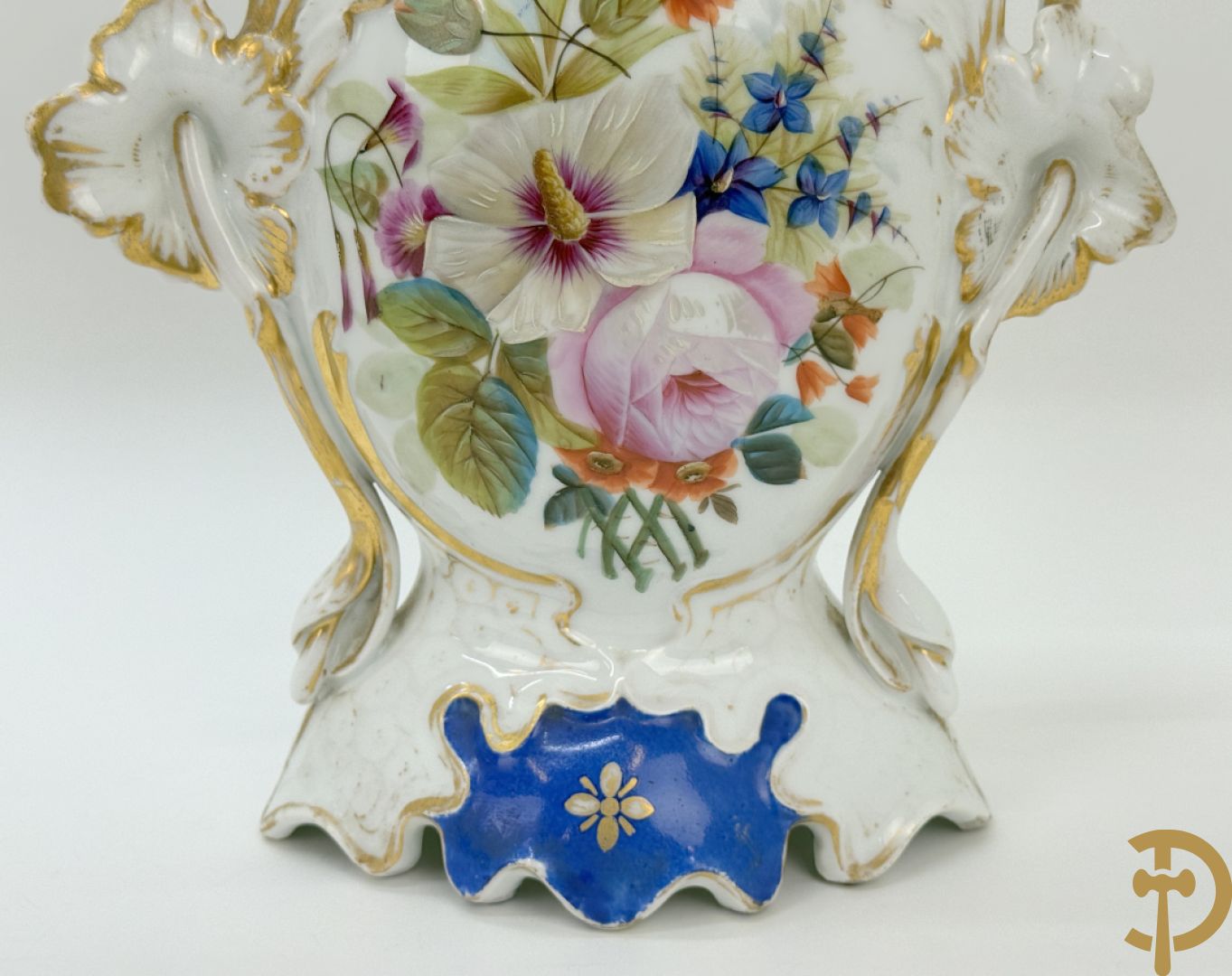Paar Vieux Paris cornetvazen met handbeschilderd bloemendecor + Vieux Paris cornetvaas met decor van elegante dame