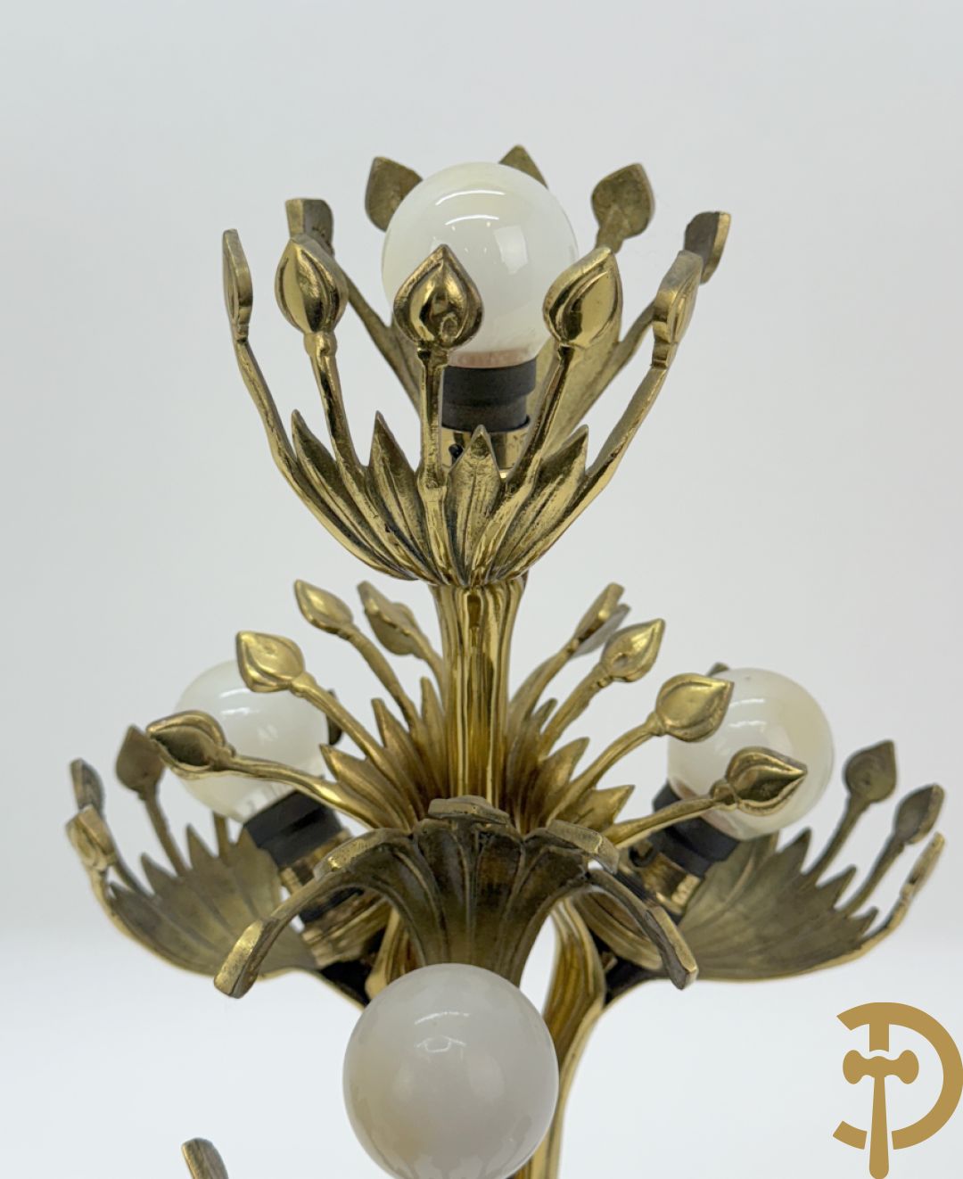 Paar koperen vierarmige lampen met gestyleerde bloemen-en plantenmotieven, Jugendstil