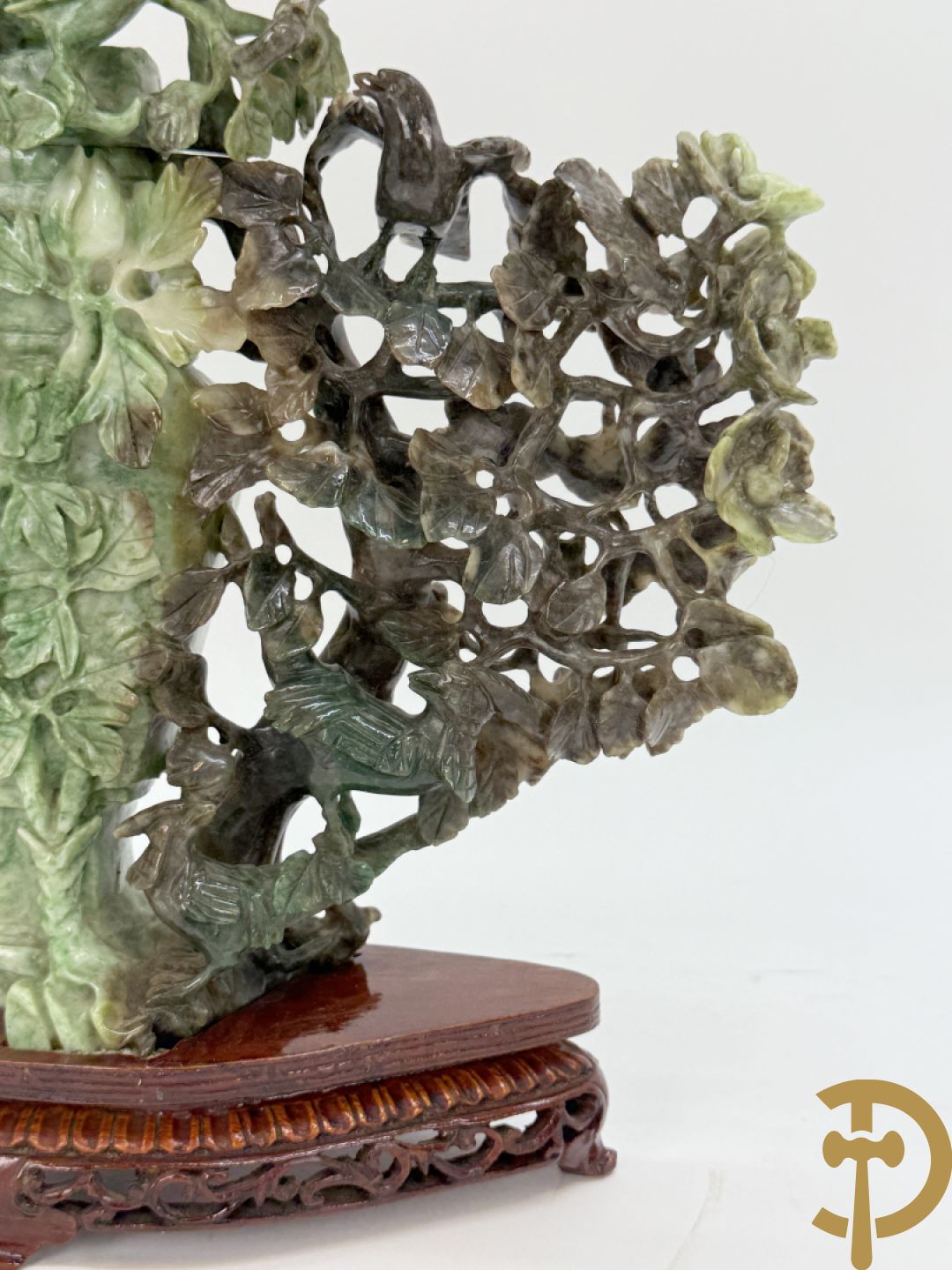 Chinese handgesculpteerde sculptuur in speksteen met amfoor, bloemen en vegelmotieven (tweedelig)