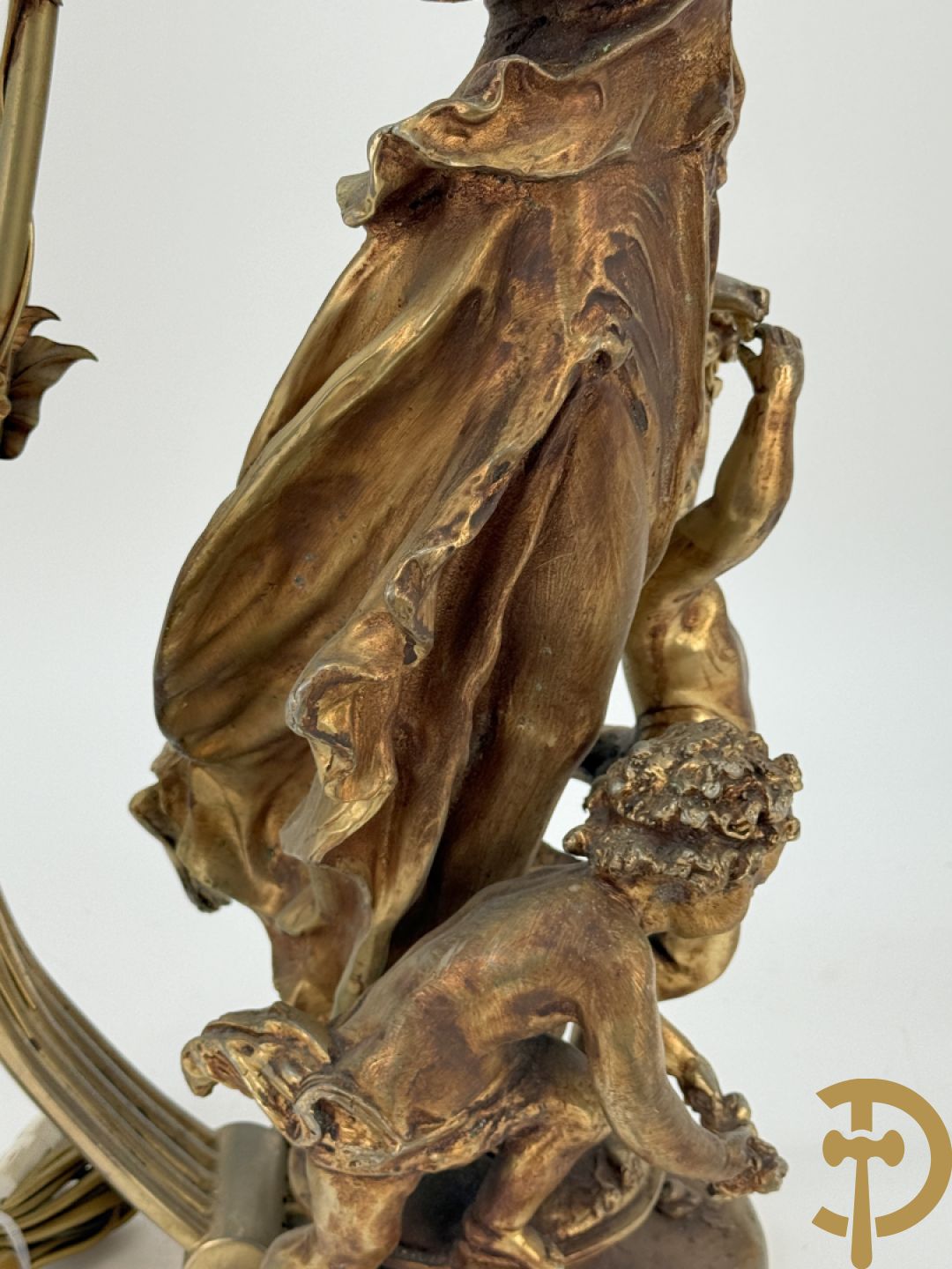 POITE getekend - Vuurverguld bronzen beeld van dame met kinderen houdende een toorts, achteraan 5 lichtpunten