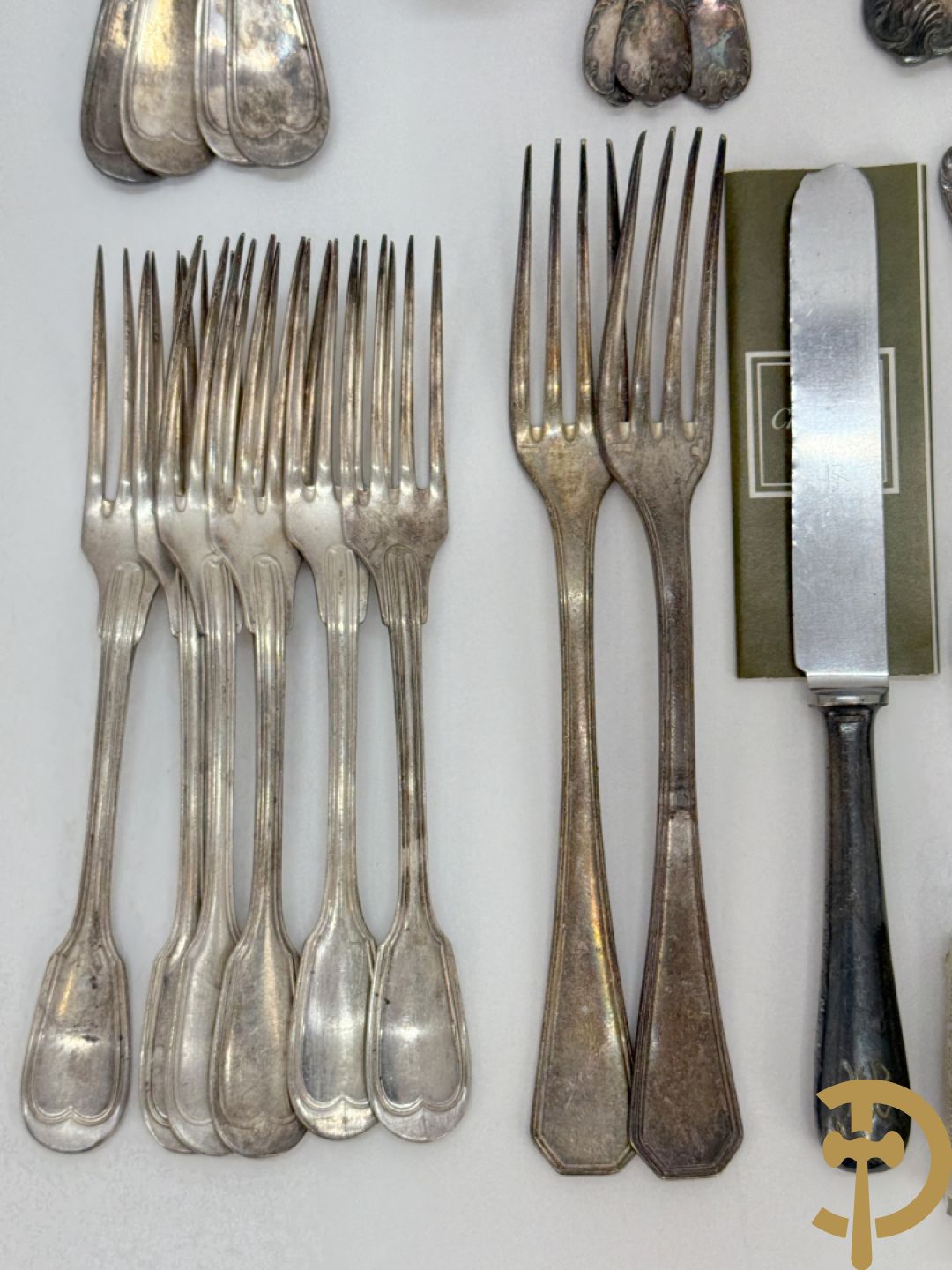 Verzilverd Louis XV bestek Christofle bestaande uit 12 kreeftvorken, 12 vismessen, 12 ijslepels, 3 vorken, 3 lepels, 3 dessertlepels en 3 koffielepels + 8 verzilverde Louis Philippe lepels, 6 verzilverde Louis Philippe vorken + 2 verzilverde vorken + verzilverd mes