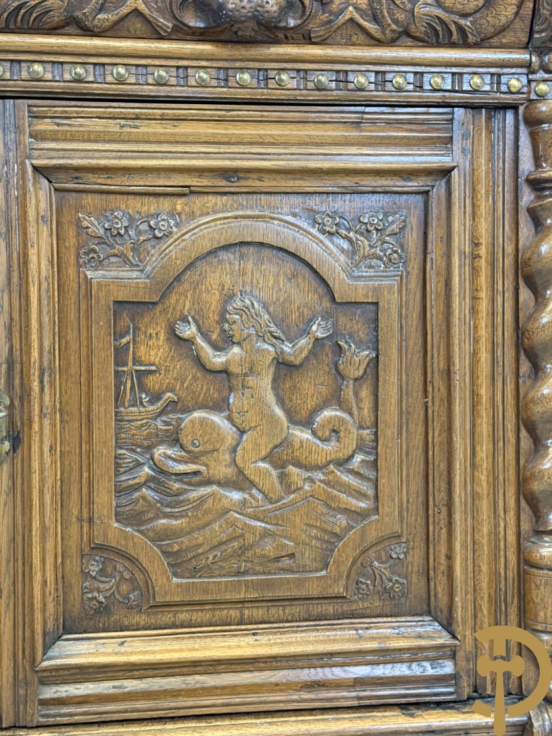 Massief eiken Neo Renaissance tweedeursdresse met getorste halfzuilen en geanimeerde scènes van engelen op vissen