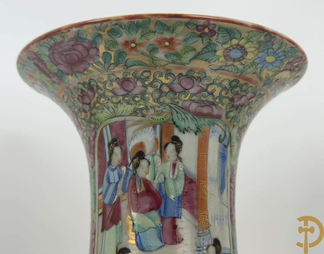 Paar Chinese porseleinen famille rose Kanton vazen met geanimeerd decor en zijdelings met fo honden