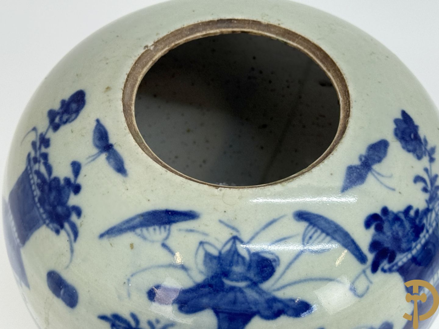 Twee Chinese porseleinen celadonvazen met blauw wit bloemen en vogeldecor + cachepot met vazendecor
