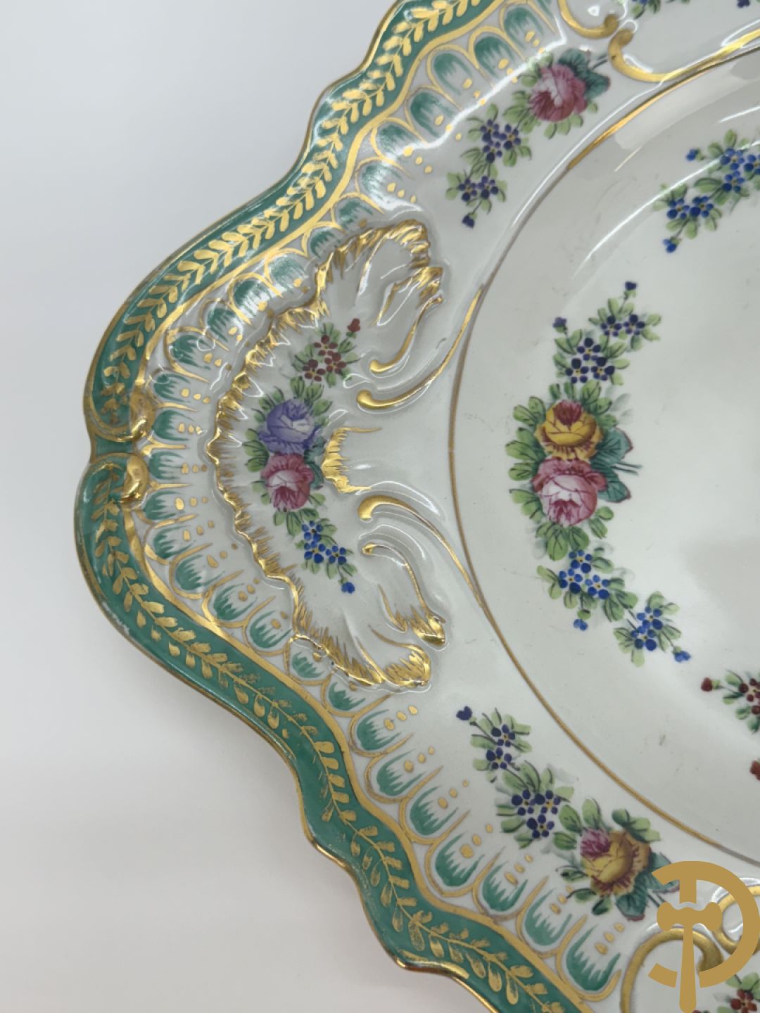Milieu de table met vergulde ornamenten en bloemendecor op onderschaal, Limoges France gemerkt