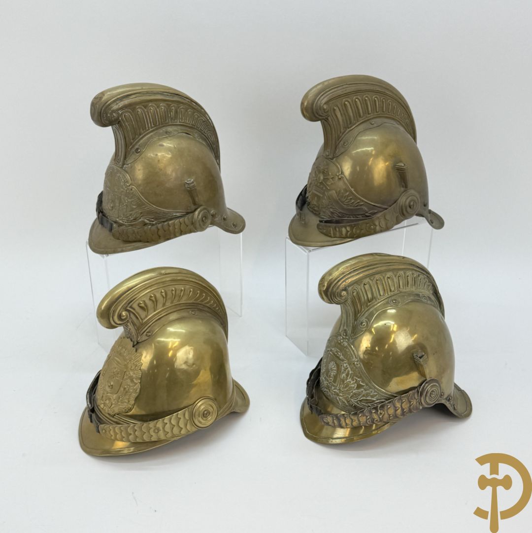 Vier koperen Franse pompierhelmen, model 1880