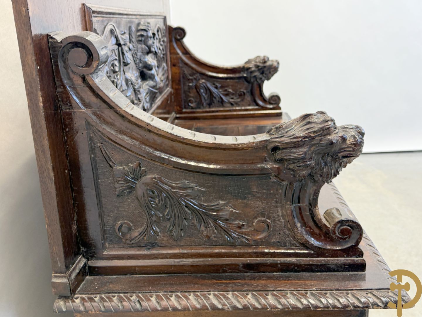 Hall bank met Neo Reniassance sculptuur van cupido