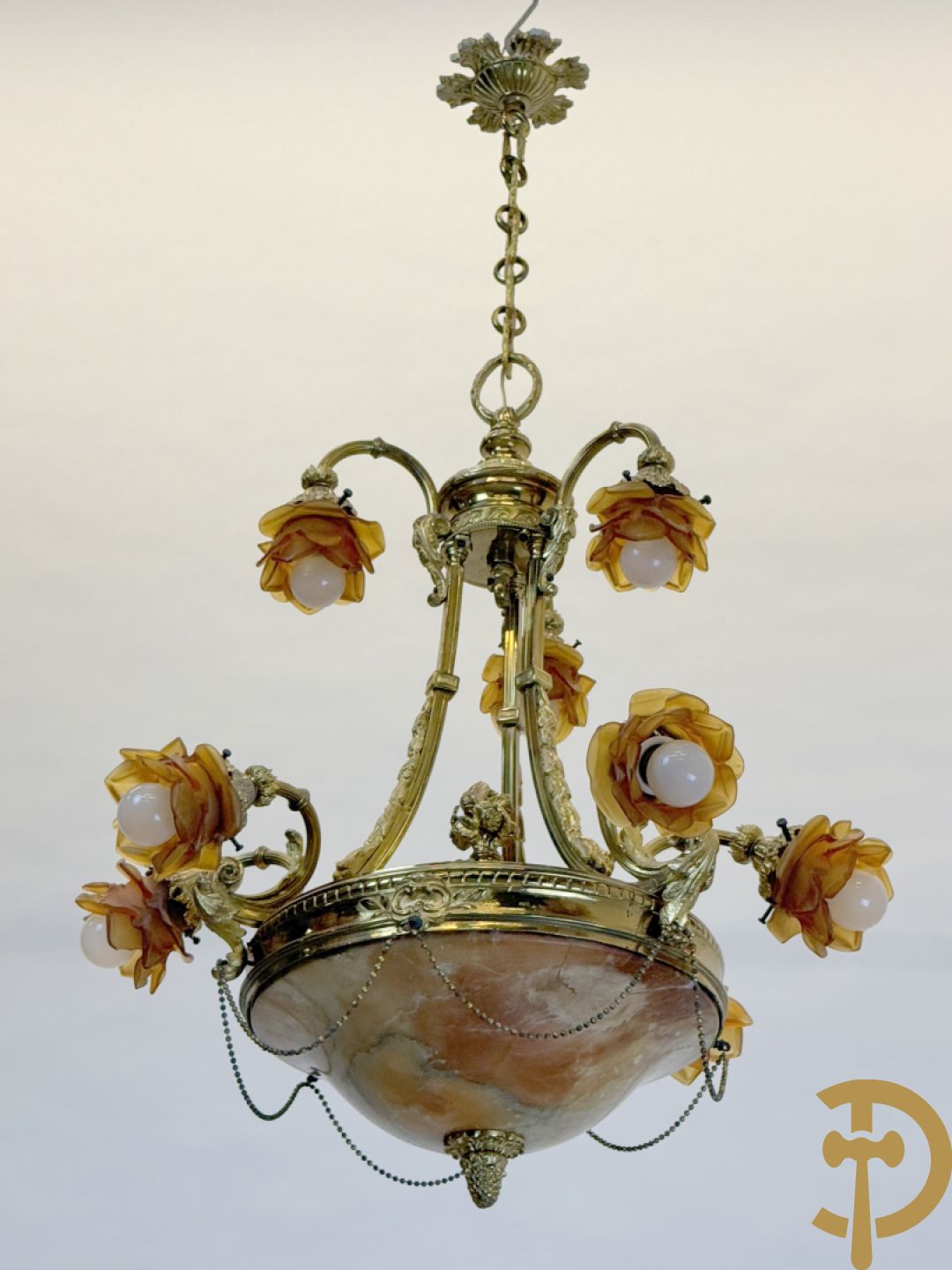 Vuurvergulde bronzen luchter met 9 lichtpunten bezet met roosjes en albast coupe onderaan