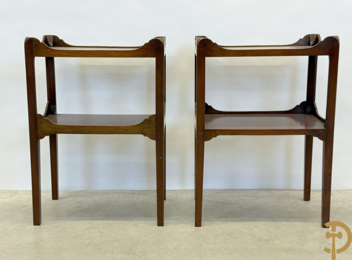 Paar Engelse notelaren bijzettafels + notelaren cakestand + notelaren salontafel met leder bekleed