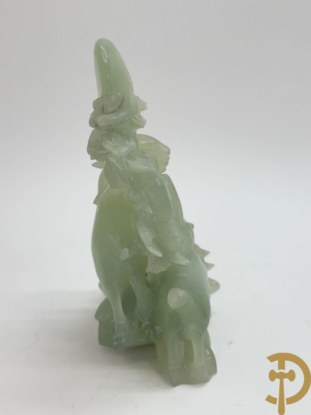 Drie Chinese handgestoken sculpturen van rammen en gevleugelde fo hond en in speksteen en jadeiet
