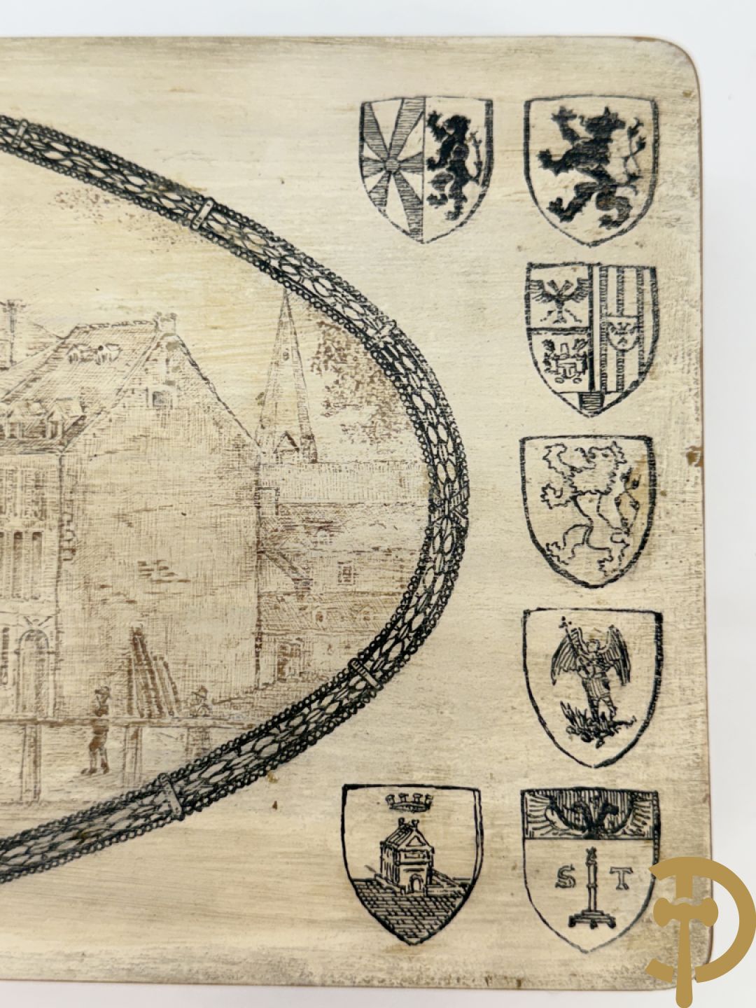 Handbeschilderde tekening op doos omringd met wapenschilden 